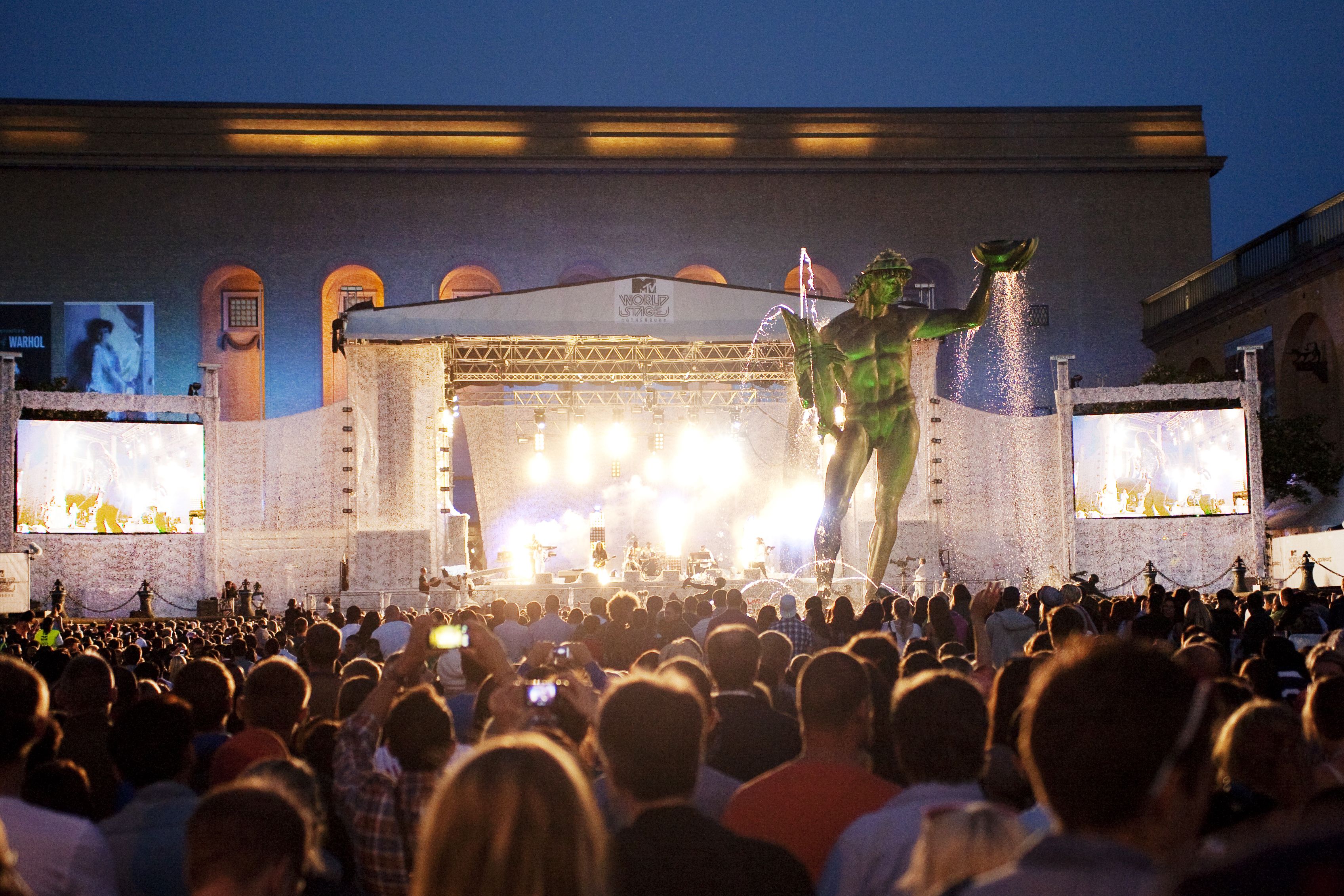 Evenemangspublik framför en scen vid Götaplatsen