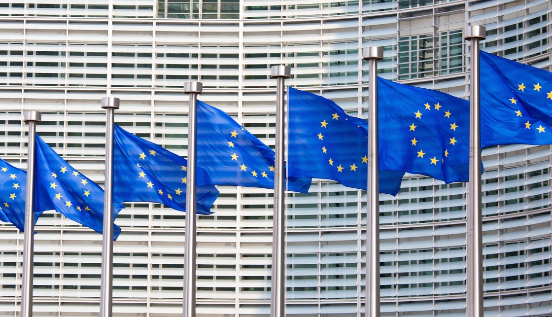 Tips kring GDPR, EU:s dataskyddsförordning som träder i kraft 25 maj 2018 EU-flaggor vajar mot bakgrund av byggnad