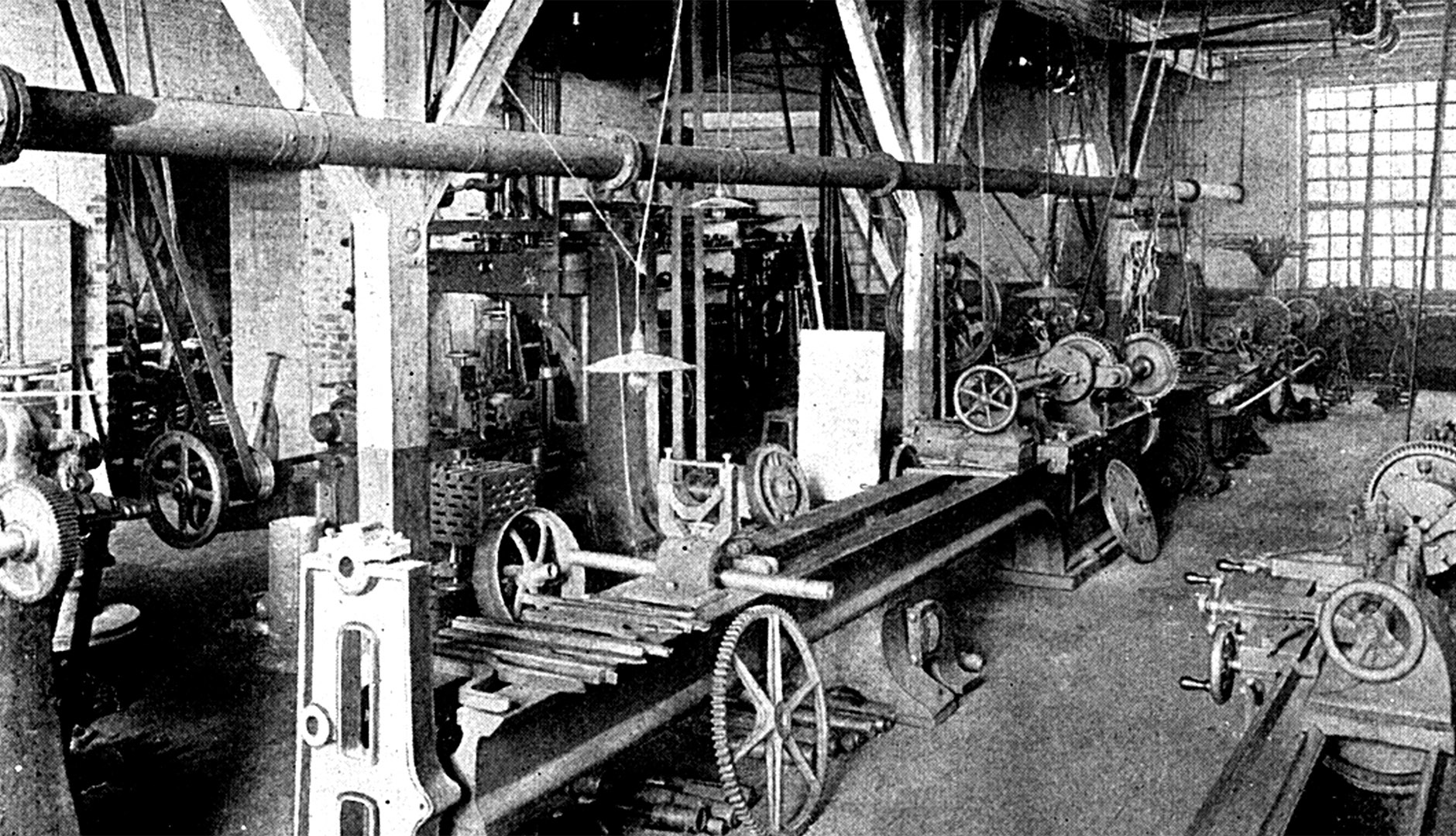 Gamlestadens fabriker en bild från förr i svartvitt över insidan av en fabrikslokal