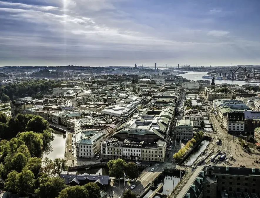 Vy över centrala Göteborg, hamneninloppet och älvstranden