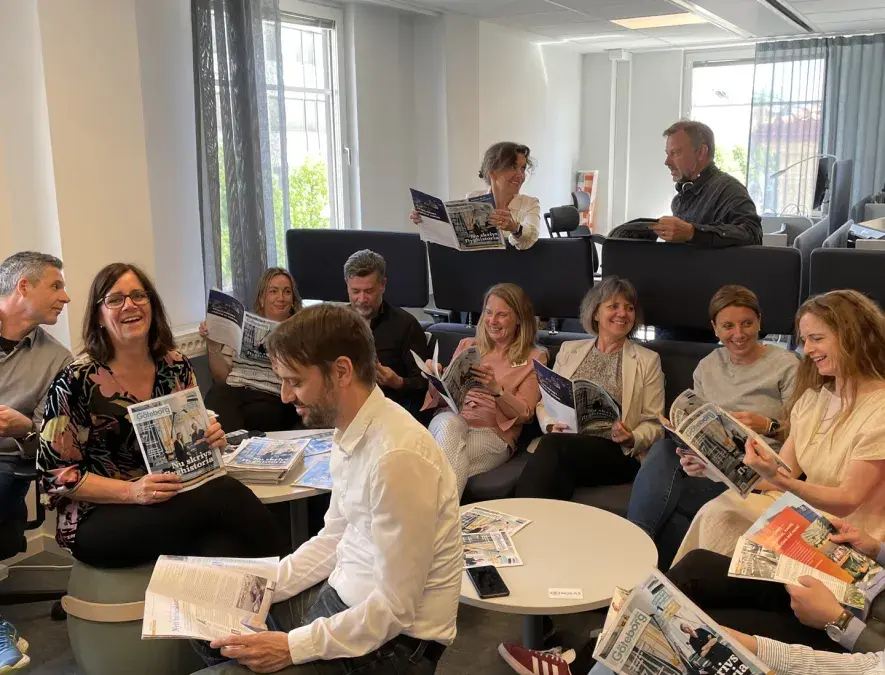 Kollegor läser Magasin Göteborg i soffan på kontoret