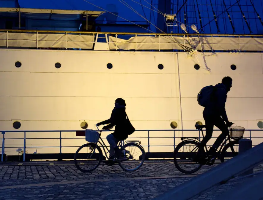 Två cyklister vid hamnen i Göteborg