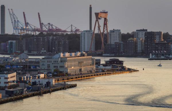 Göteborgs hamninlopp med kranen och amerikaskjulet