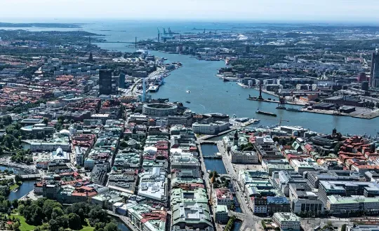 Vy över Göteborg där hamninloppet samt yttre hamnarna syns